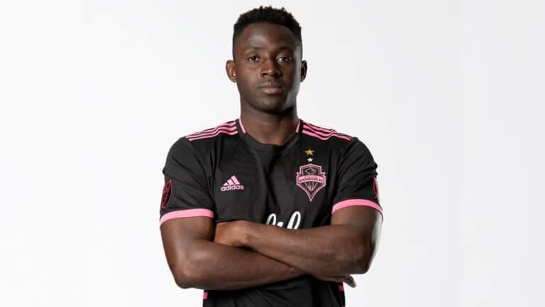“How S. Gomez Turns Halftime Snacks into Midfield Magic — Seattle Sounders’ #90 Will Make You Laugh”